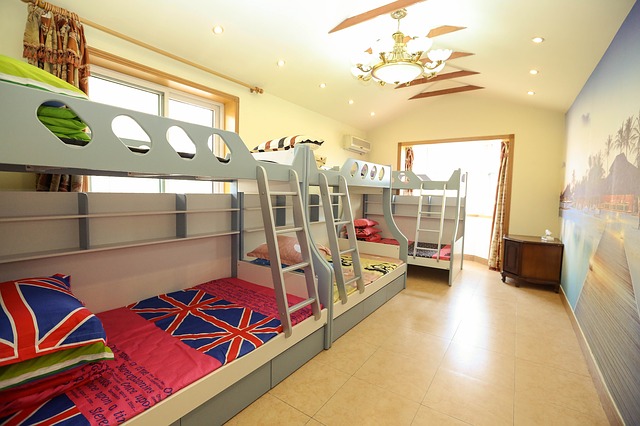 Poschodové postele v detskej izbe